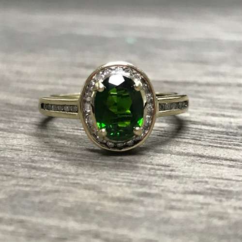 Gorgeous 9Kt Yellow Gold Garnet & Diamond Ring