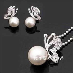 RHINESTONE BUTERFLY AND PEARL NECKLACE