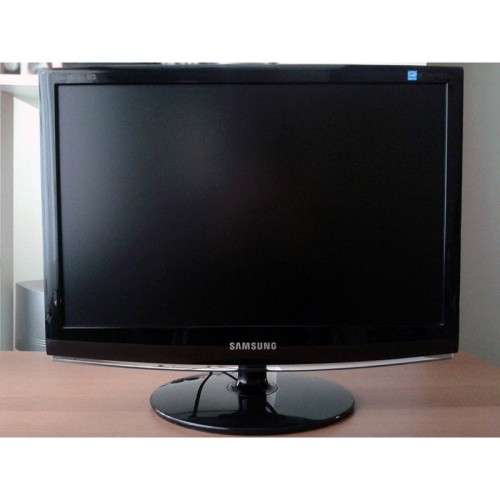 Samsung 17` LCD SyncMaster 733NW - LCD monitor - 17` - NO CABLES - SHIPPING R150.00 postnet to post
