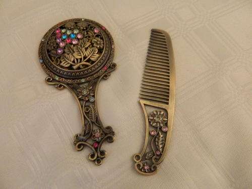 Awesome Handmirror and comb set!!