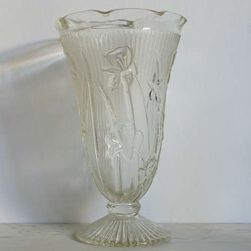 VINTAGE IRIS AND HERRINGBONE DEPRESSION GLASS VASE