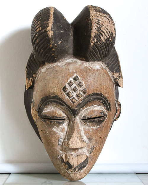 VINTAGE AFRICAN TRIBAL MASK - WOOD
