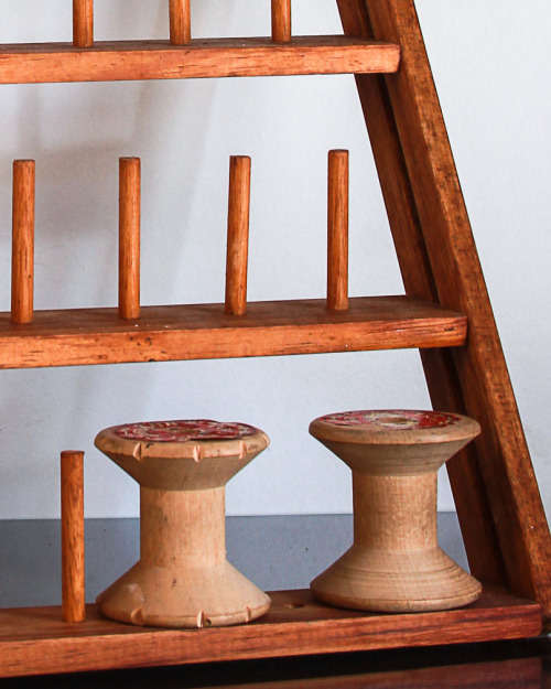 1 LOT 3 ITEMS, COLLAPSIBLE BOBBIN ORGANISER AND TWO BARBOUR'S  LINEN THREAD REELS