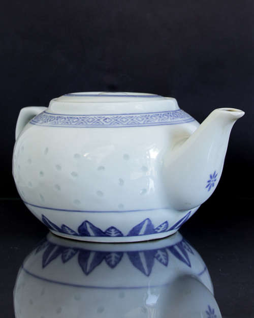 COMMON CHINESE BLUE AND WHITE RICE GRAIN TEAPOT