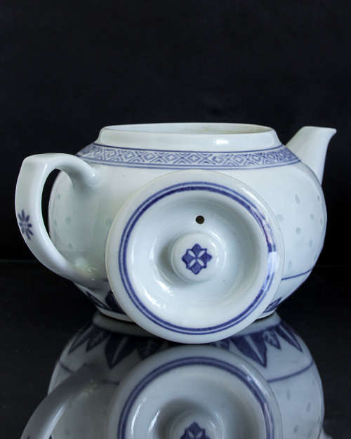 COMMON CHINESE BLUE AND WHITE RICE GRAIN TEAPOT