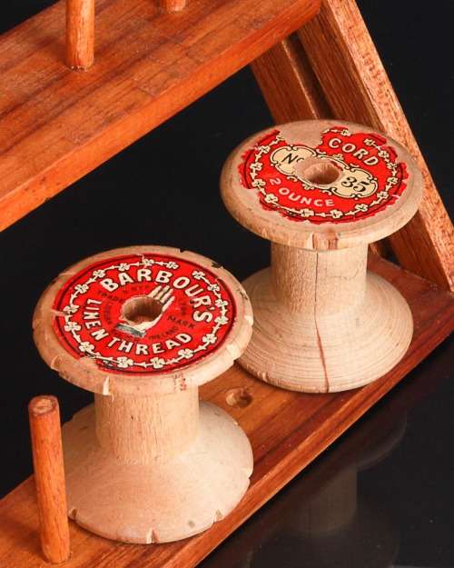 1 LOT 3 ITEMS, COLLAPSIBLE BOBBIN ORGANISER AND TWO BARBOUR'S  LINEN THREAD REELS