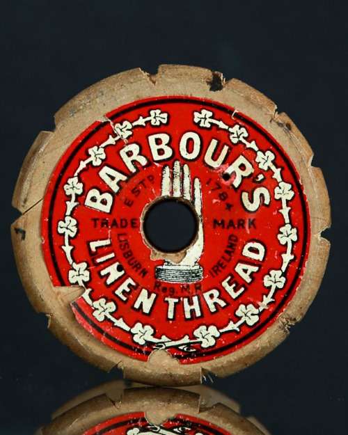 1 LOT 3 ITEMS, COLLAPSIBLE BOBBIN ORGANISER AND TWO BARBOUR'S  LINEN THREAD REELS