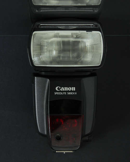 1 CANON SPEEDLITE 580EXII FLASH INCLUDING INSTRUCTION MANUAL, 2 FLASH CASES AND SLIP ON STANDS