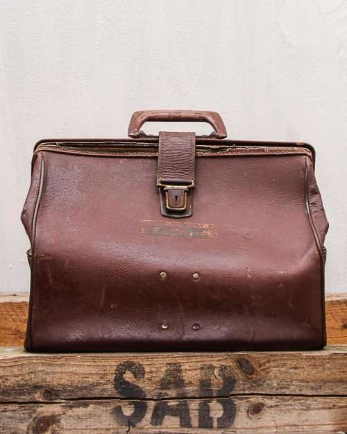 Hot@250! 4 VINTAGE BOWLS BALLS AND BOOK IN A LEATHER CARRY CASE