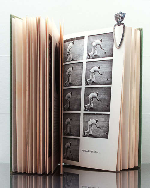 Hot@250! 4 VINTAGE BOWLS BALLS AND BOOK IN A LEATHER CARRY CASE