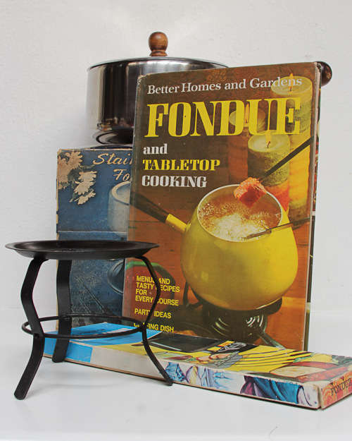 RETRO STAINLESS STEEL FONDUE SET WITH BOOK AND FORKS, 1 LOT