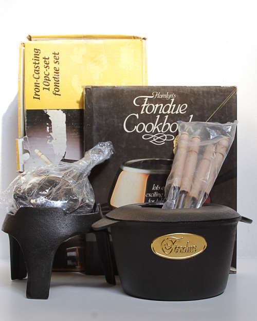 FANTASTIC CAST IRON FONDUE SET WITH BOOK AND FORKS, 1 LOT