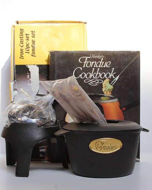 FANTASTIC CAST IRON FONDUE SET WITH BOOK AND FORKS, 1 LOT