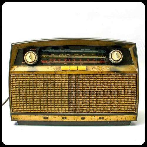 VINTAGE BUSH BAKELITE VALVE RADIO FOR RESTORATION x1