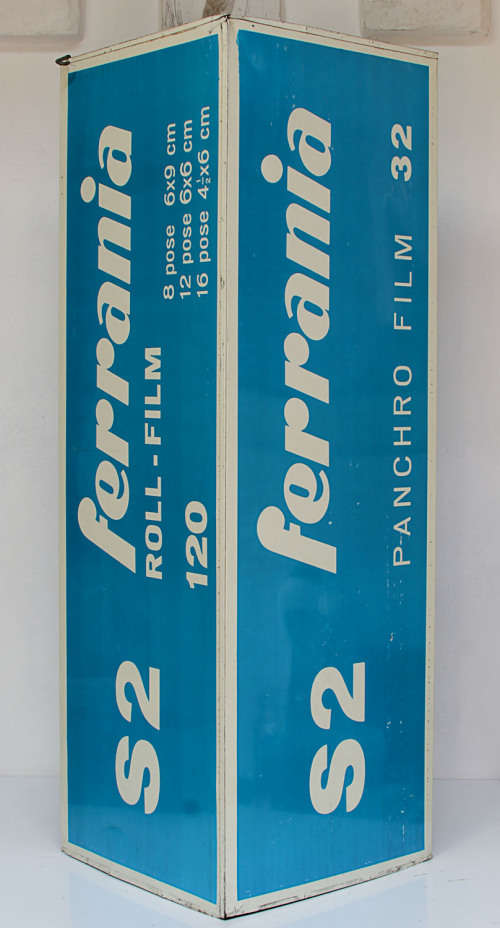 RARE FERRANIA ITALY ROLL-FILM 120 S2 PHOTOGRAPHIC DISPLAY IN GOOD CONDITION.