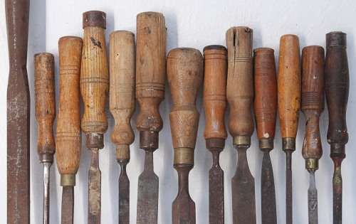 13 MIXED VINTAGE WOOD CHISELS, 1 LOT