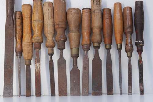13 MIXED VINTAGE WOOD CHISELS, 1 LOT