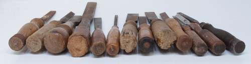 13 MIXED VINTAGE WOOD CHISELS, 1 LOT