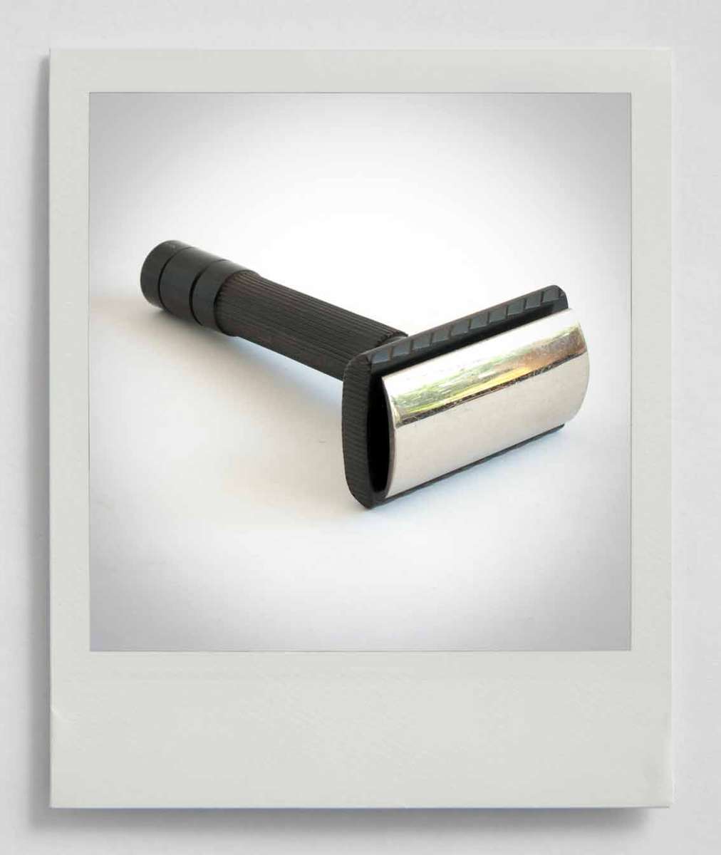 RAZOR, BAKELITE, WARDONIA x 3