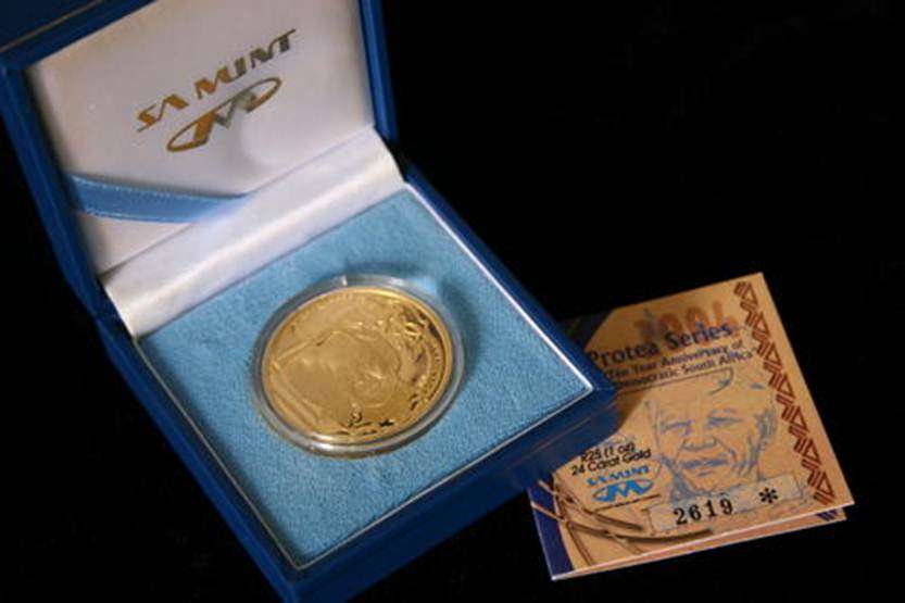 Nelson MandelaTen Years of Democracy R 25 1 oz gold coin
