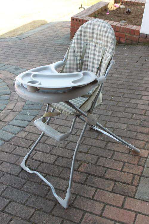 Baby highchair/feeding chair