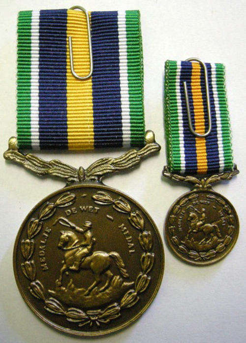 Full Size De Wet Medal Numbered @ Back Uniface Suspender & Miniature De Wet Medal