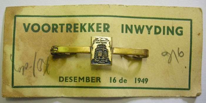 Voortrekker Inwyding 1949 Tie Pin Brass On Original Card Size Badge: 9mm x 12mm Length Bar: 44mm