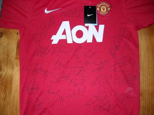 woW!! Hand signed by MANCHESTER UNITED Football/Soccer Team!! +COA