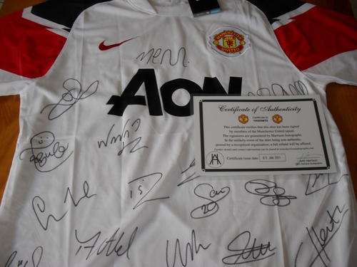 WOW!! NEW TEAM SIGNED MANCHESTER UNITED FOOTBALL /SOCCER SHIRT!! + COA!!