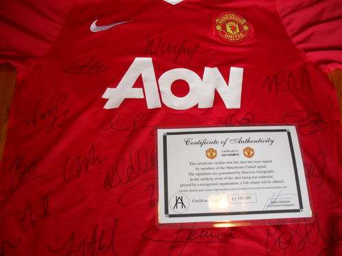 WOW!! NEW TEAM SIGNED MANCHESTER UNITED FOOTBALL /SOCCER SHIRT!! + COA!!