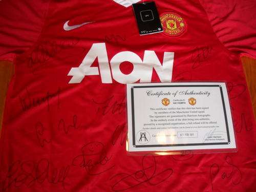 WOW!! NEW TEAM SIGNED MANCHESTER UNITED FOOTBALL /SOCCER SHIRT!! + COA!!