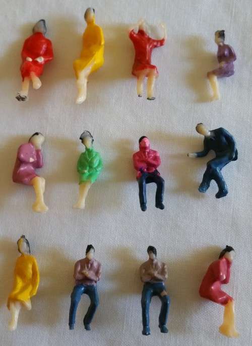 HO Scale. Set of 12 sitting people