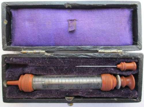 Tiny Cased Metal/GlassRubber Syringe & Needle - Stunning! Case Size: 8cm/3cm/2cm