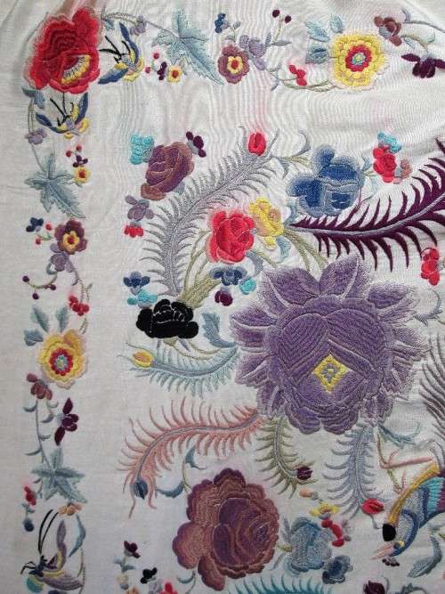 Stunning Vintage Embroidered Tablecloth With Crochet Detail & Tassles - +/- 150cm/150cm