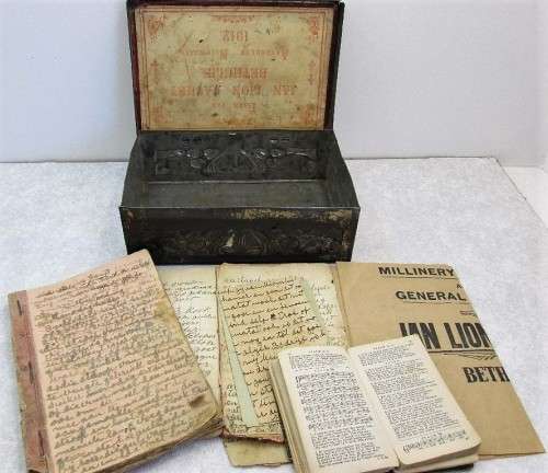 1912 Antique Tin, With Stored Contents, Looks Like Recipes & A Psalm Book - 20,5cm/13,5cm/6,5cm