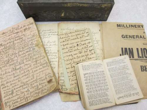 1912 Antique Tin, With Stored Contents, Looks Like Recipes & A Psalm Book - 20,5cm/13,5cm/6,5cm