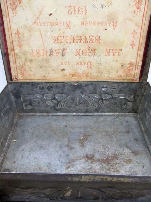 1912 Antique Tin, With Stored Contents, Looks Like Recipes & A Psalm Book - 20,5cm/13,5cm/6,5cm