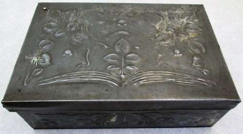 1912 Antique Tin, With Stored Contents, Looks Like Recipes & A Psalm Book - 20,5cm/13,5cm/6,5cm