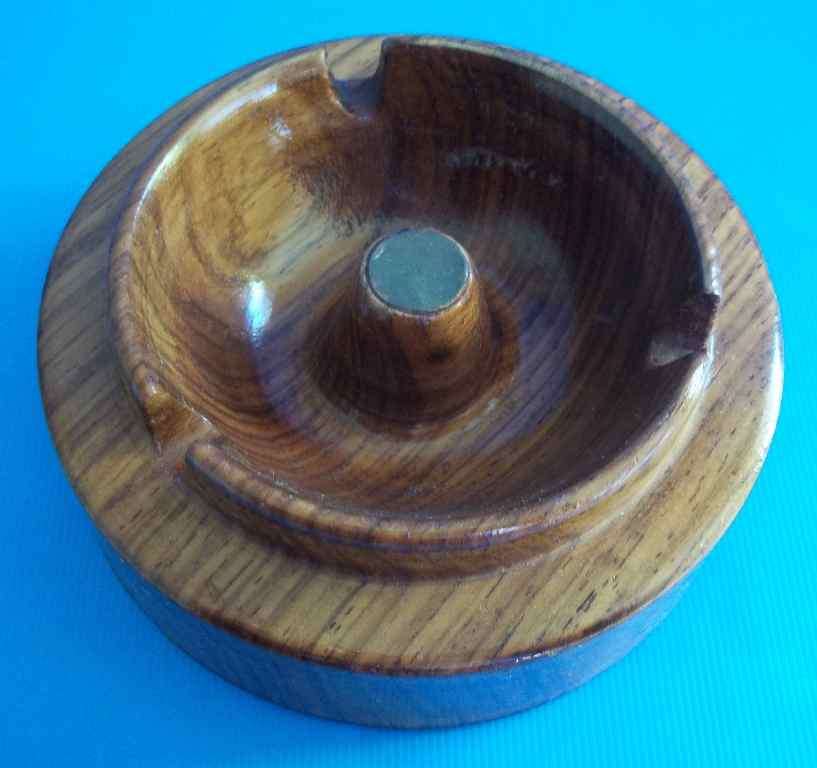 Lovely Wooden Pipe Ashtray - 11,5cm/5cm
