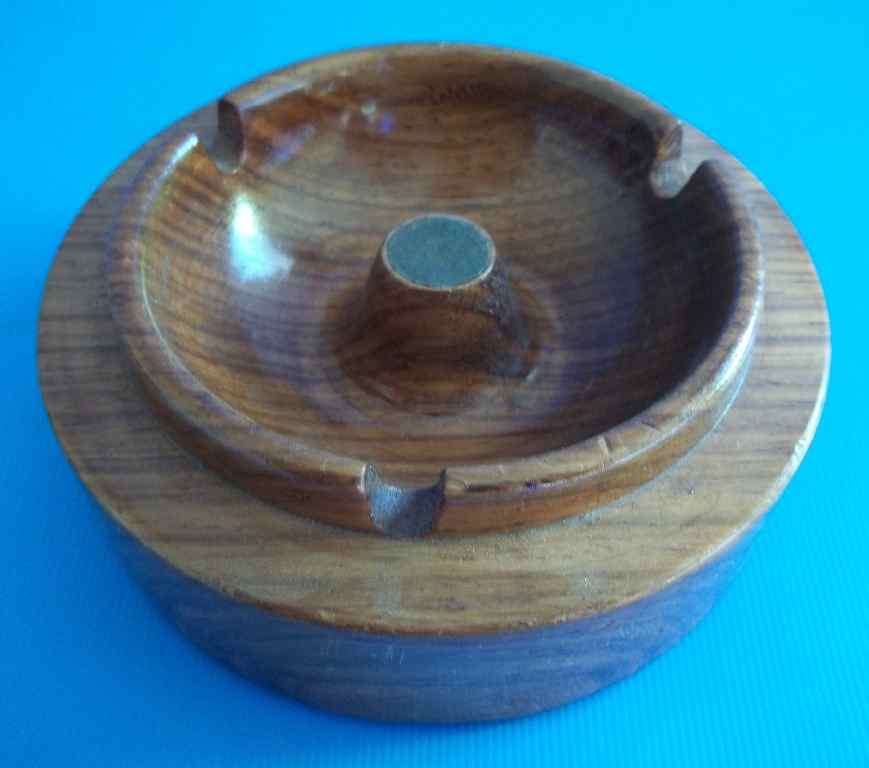 Lovely Wooden Pipe Ashtray - 11,5cm/5cm