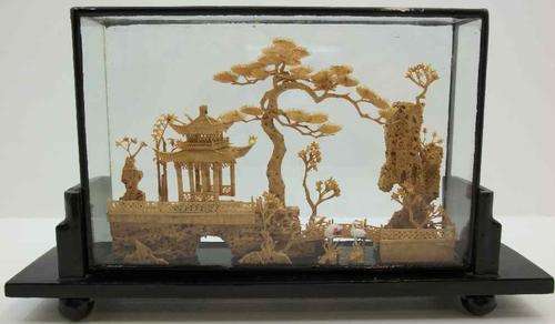 Oriental Scene Framed Inside Glass On A Wooden Stand - 25cm/14,5cm/6cm