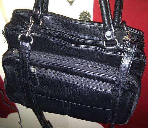 LOVELY  Ladies handbag in a black. GREAT QUALITY. GREAT BUY!!