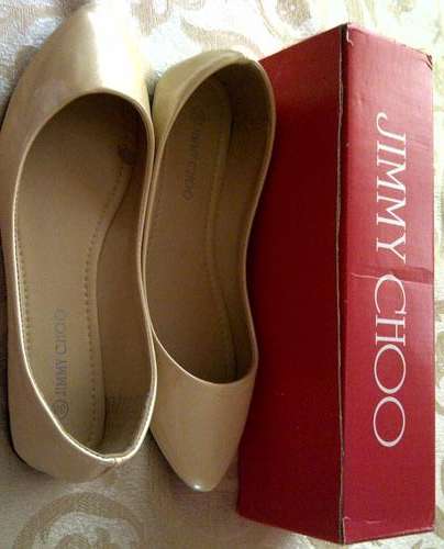 JIMMY CHOO PUMP- CREAMY BEIGE SIZE 5 - SUPER STYLISH+COMFY AND SMART!!!