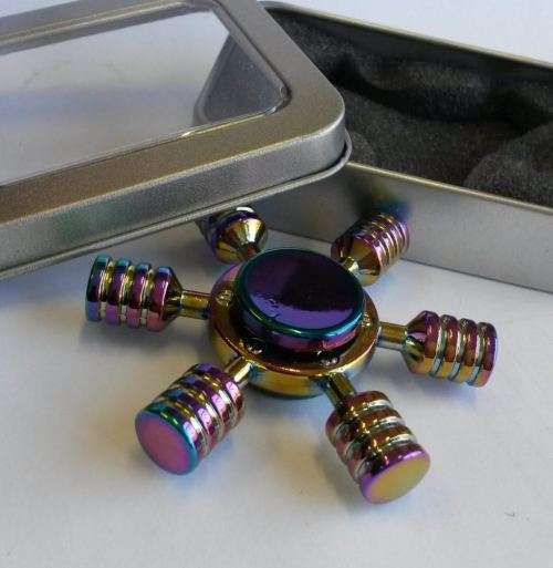 Six finger tip top tri-spinner