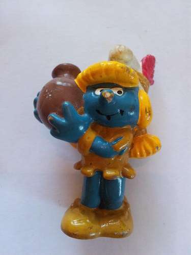 smurf carrying a vase(schleich 1983 peyo)