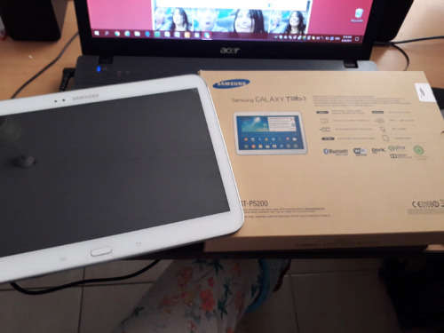Tab 3 - 10.1" Samsung 32gb - with original box almost brand new