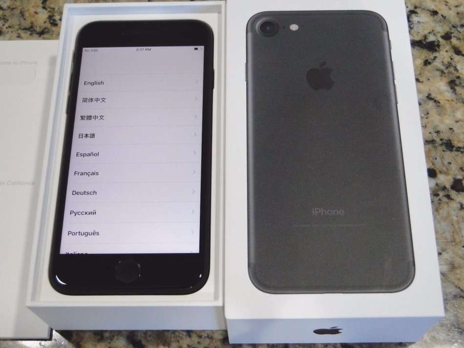IPhone 7 in BOX NEW CONDITION, APPLE WARRANTY UNTIL AUG 2019!!!