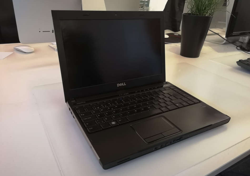 DELL VOSTRO i3 LAPTOP**500GB HDD**WINDOWS 10!!