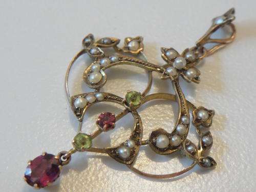 9ct SEED PEARL AND PERIDOT PENDANT