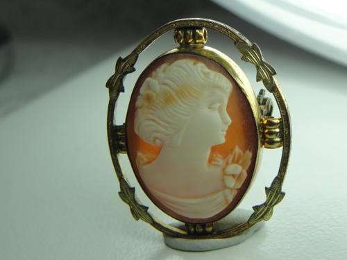 SHELL CAMEO PENDANT